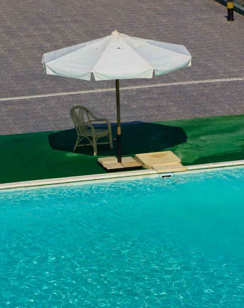 伞和躺椅 — 图库照片