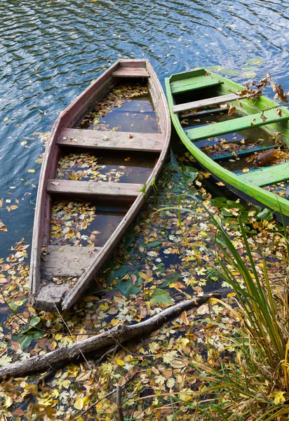 Twee oude boten op de rivier bank. — Stockfoto