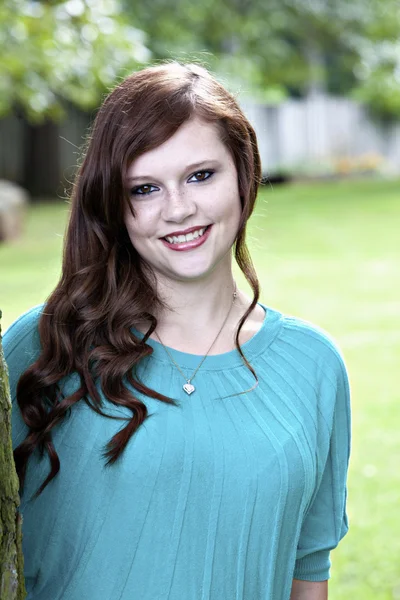 Krásná brunetka dospívající s úsměvem — Stock fotografie