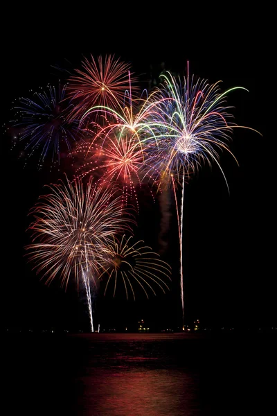 Fuochi d'artificio con riflesso lago Foto Stock Royalty Free