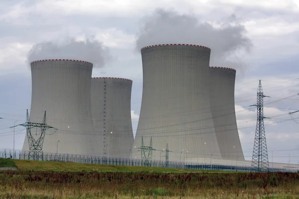 Атомна електростанція — стокове фото