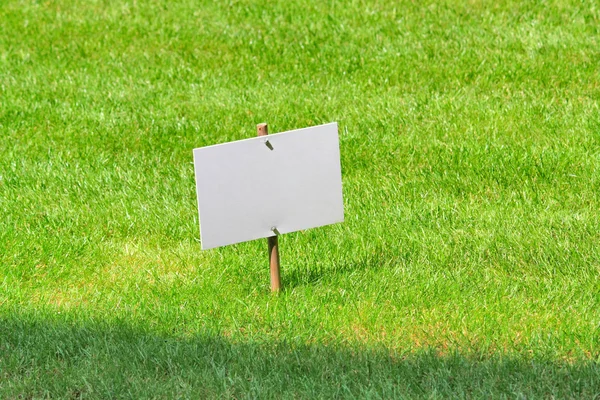 Placa branca no gramado — Fotografia de Stock