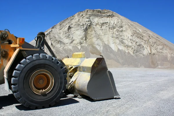 Bulldozer en hoyo de arena — Foto de Stock