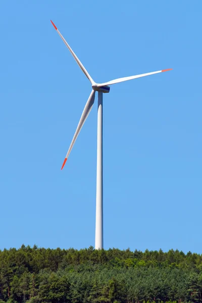 Moderní větrný mlýn v lese — Stock fotografie