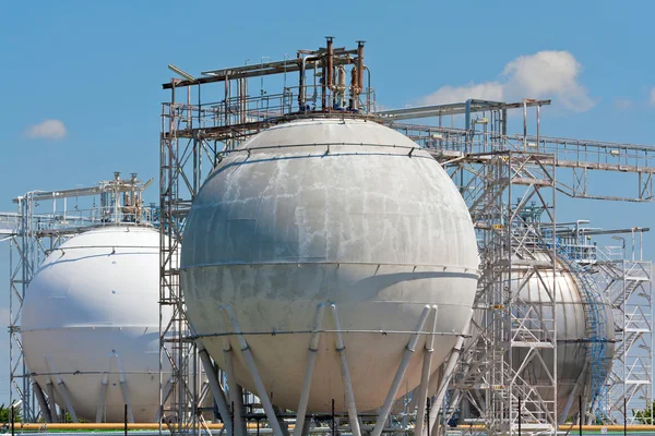 Резервуари для зберігання нафтопереробний завод — стокове фото