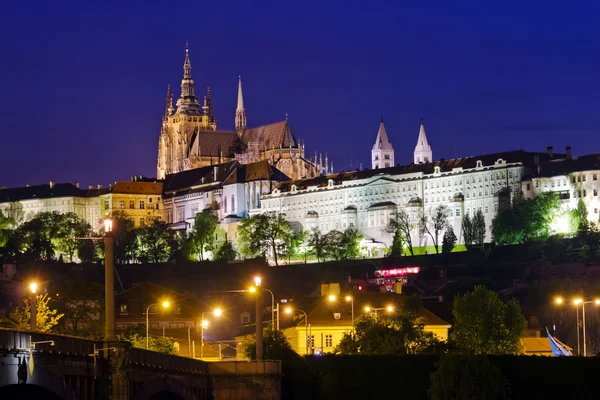 Prags slott på natten — Stockfoto