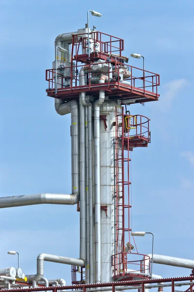 Torre de refinaria — Fotografia de Stock