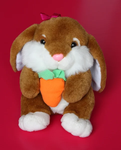 Заяц Игрушка сидит с Морковкой — стоковое фото