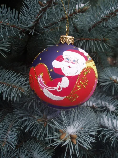 Dekorative Weihnachtskugel auf einer Tanne — Stockfoto