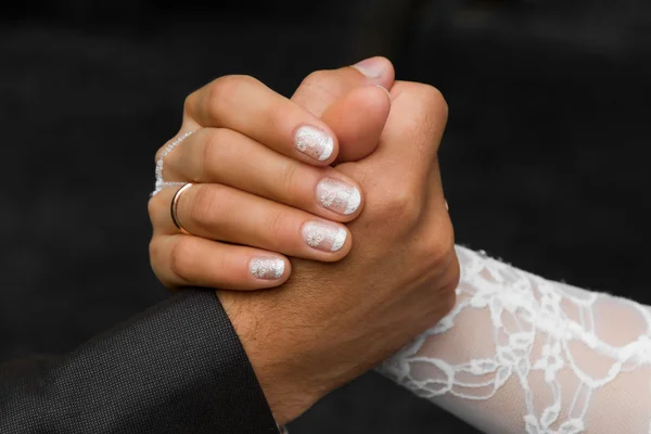 Las manos de un novio y una novia — Foto de Stock