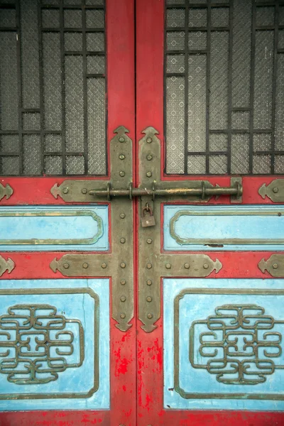 Antik Çin kırmızı kapı — Stok fotoğraf