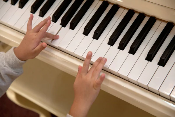 Детали фортепиано с руками исполнителя — стоковое фото