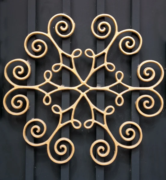 Zlaté kovové dekorativní Žehlička — Stock fotografie