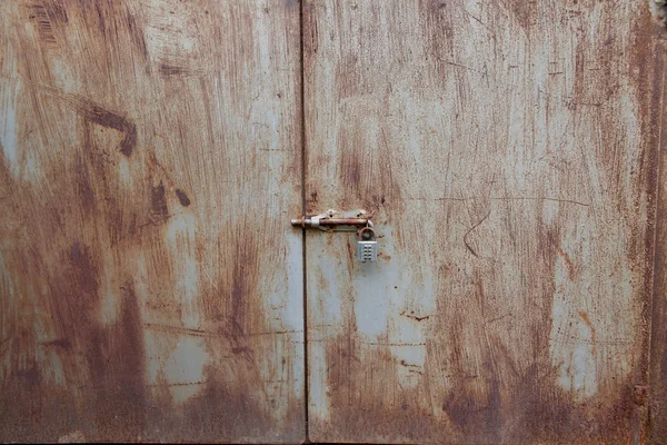 Запертая дверь с ключом — стоковое фото