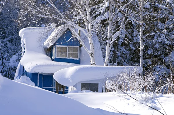 Casa de campo em um snowdrift — Fotografia de Stock