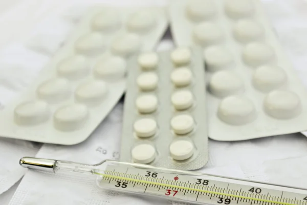 Pills and thermomiter — Stock Photo, Image