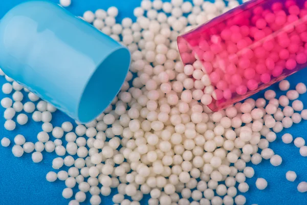 Contenido (pastillas) de cápsulas dispersas sobre la mesa — Foto de Stock