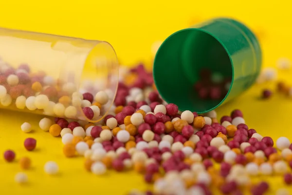 Conteúdo (comprimidos) de cápsulas espalhadas na mesa — Fotografia de Stock