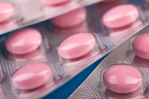 Roze pillen in een pakket — Stockfoto