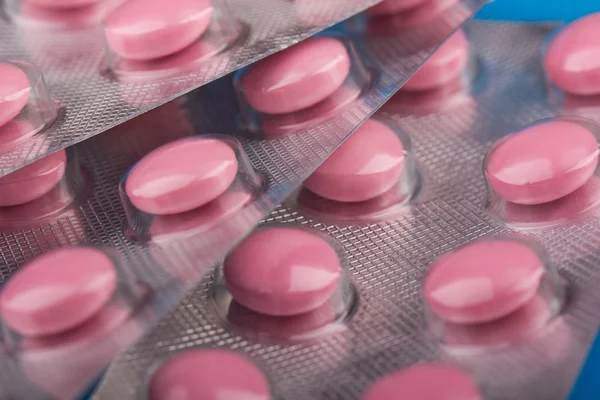 Roze pillen in een pakket — Stockfoto