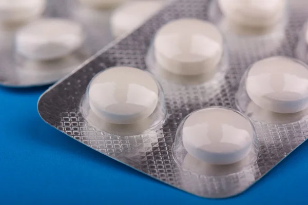 Witte pillen in een pakket — Stockfoto