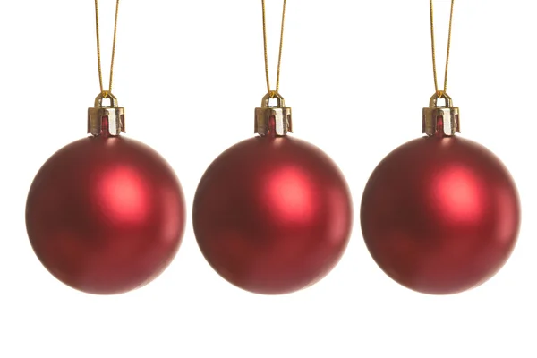 Bola roja de Navidad en una cinta de oro — Foto de Stock