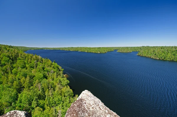 Lac sauvage dans le pays du canot — Photo