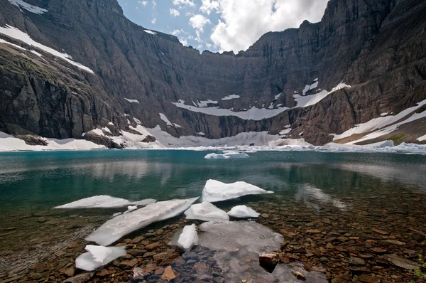 Hielo en un lago alpino — Foto de Stock