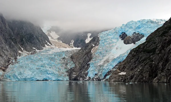 Голубой лед у океана — стоковое фото