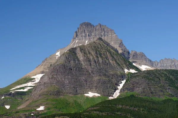 Гірські вершини і блакитне небо — стокове фото