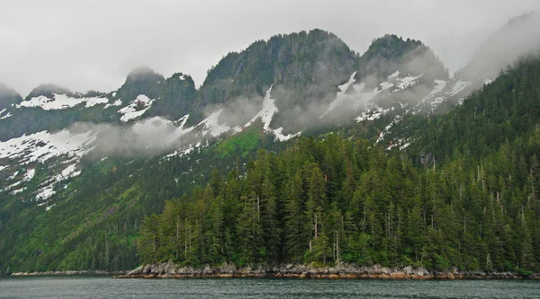 Nevoeiro e Névoa na Costa do Alasca — Fotografia de Stock