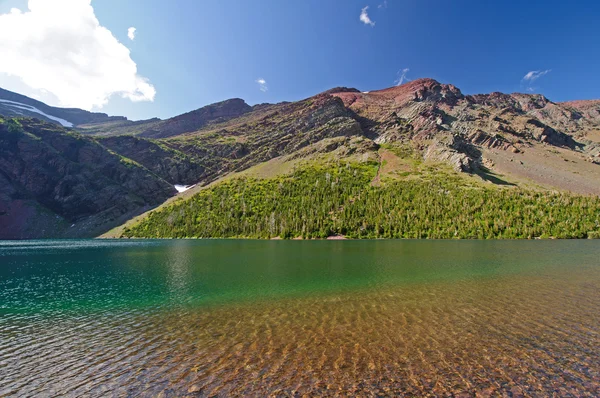 Verão em um lago de montanha — Fotografia de Stock