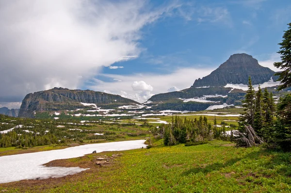 Wiesen, Berge, Schnee und Wolken — Stockfoto