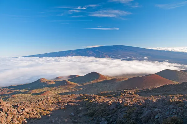 Moln och klar himmel från hawaiian bergen — Stockfoto