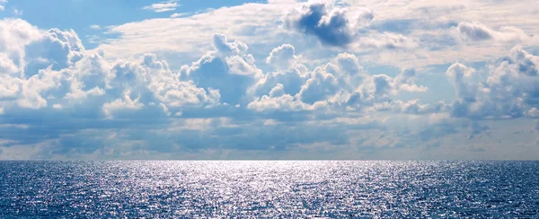 Море и небо фон — стоковое фото