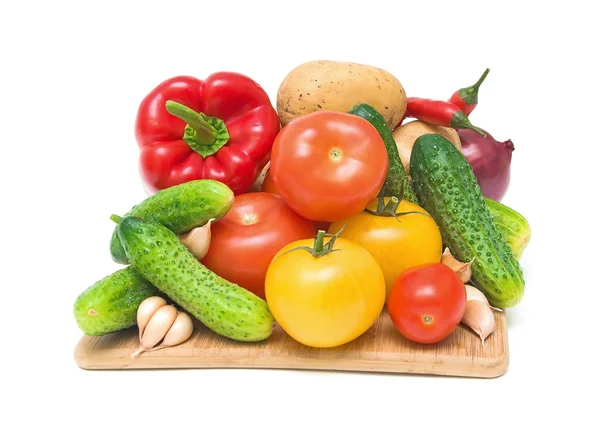 Смешанные овощи на деревянной доске — стоковое фото