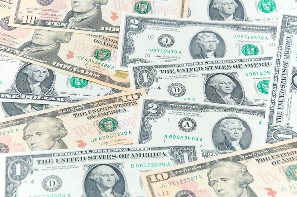 Dólares americanos em várias denominações — Fotografia de Stock