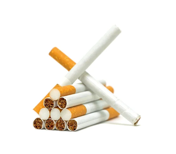 在白色背景上的香烟。禁止吸烟. — 图库照片