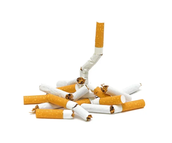 Hromada zlomené cigarety. zákaz kouření. — Stock fotografie