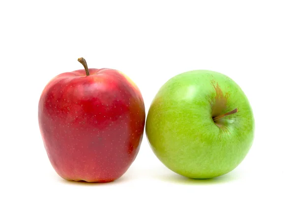 Deux pommes sur fond blanc gros plan — Photo