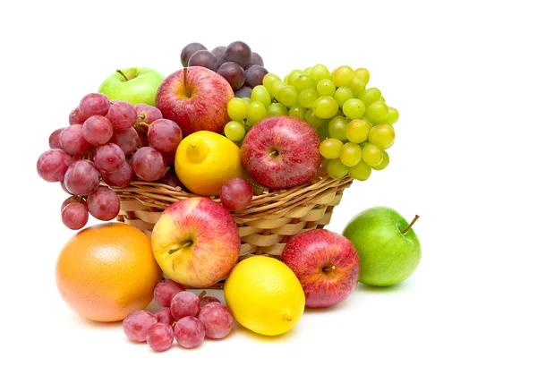 Stilleven voor fruit in een rieten mand op een witte achtergrond — Stockfoto
