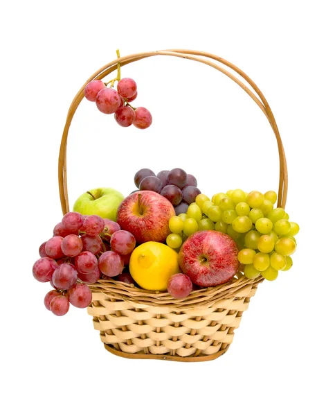 Fruta fresca en una canasta de mimbre sobre fondo blanco — Foto de Stock