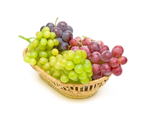 白色背景的篮子里的葡萄 — 图库照片