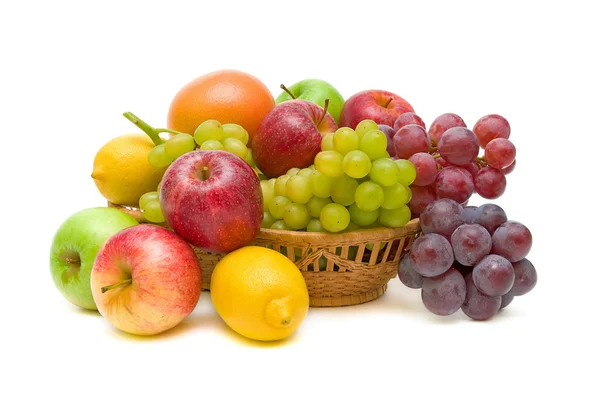 Owoce w koszyku na białym tle — Zdjęcie stockowe