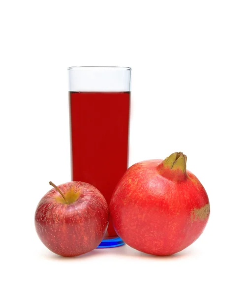 红苹果、 石榴、 和一杯果汁上白色 backgrou — 图库照片