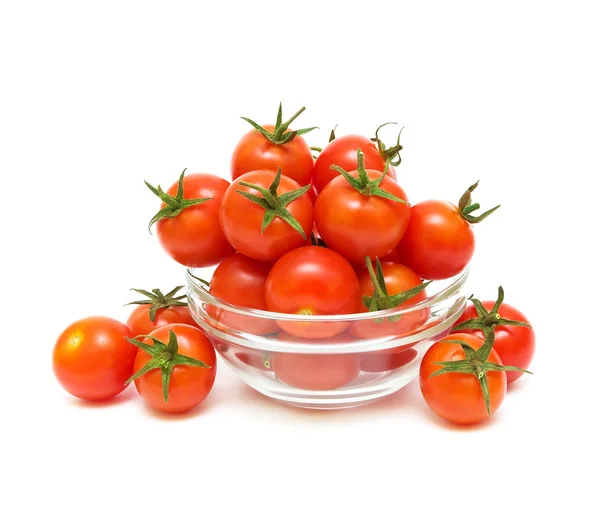 Tomates cereja em uma tigela de vidro em um fundo branco — Fotografia de Stock