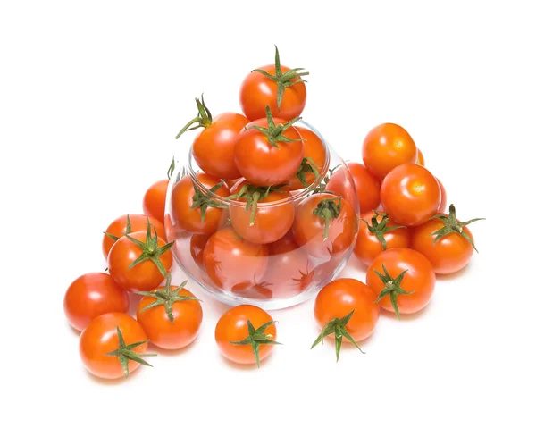 Zavřít zralé cherry rajčátka ve skleněné mísy na bílém pozadí — Stock fotografie