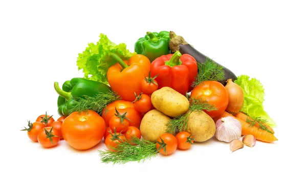 Um conjunto de legumes e verduras frescos em um fundo branco — Fotografia de Stock