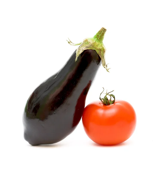 Terong dan tomat pada latar belakang putih — Stok Foto