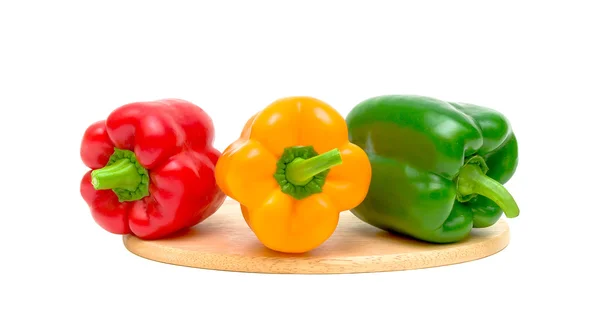 Zralé papriky na bílém pozadí — Stock fotografie